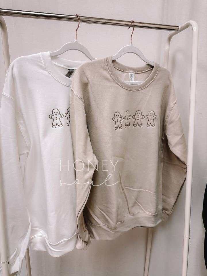 Honey Soul LLC – Großhandel Sweatshirt mit Grafikdruck – Unisex – Besticktes Sweatshirt mit Lebkuchenmännchen | Weihnachtssweatshirt7