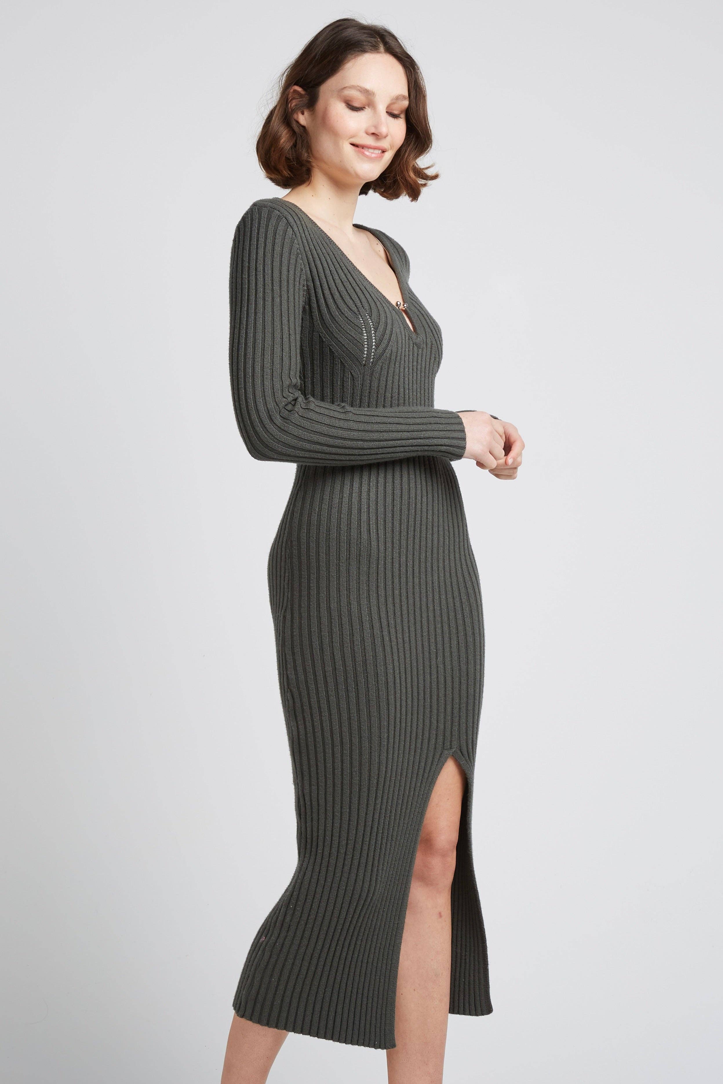 Andy & Lucy – Großhandel Kleid – Damen – KRIS - Langes Strickkleid mit Schlitz und Schmuckkragen6