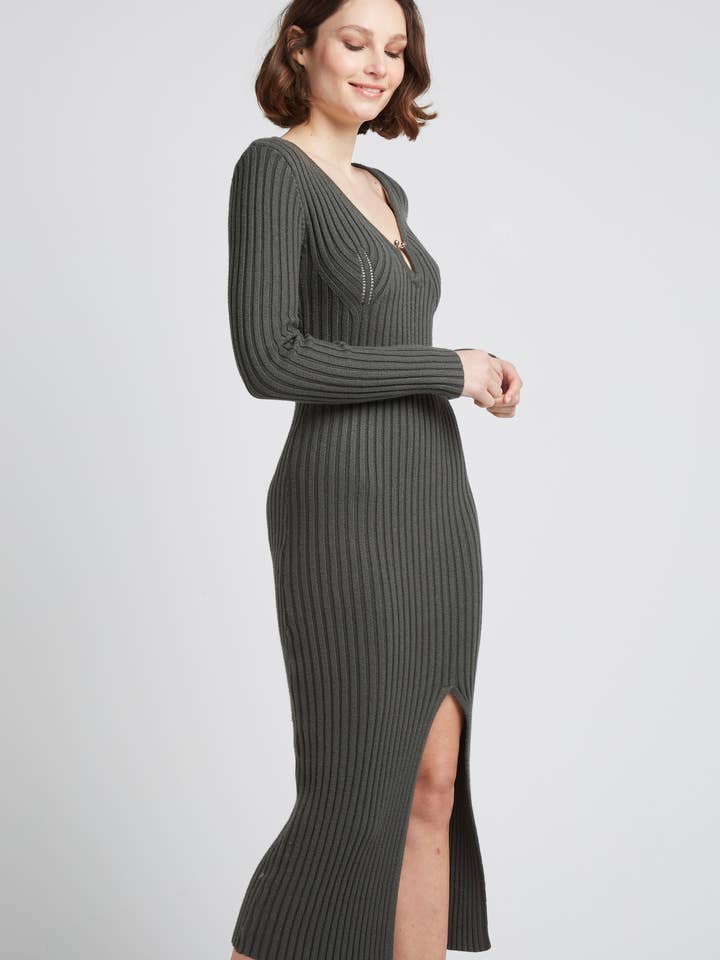 Andy & Lucy – Großhandel Kleid – Damen – KRIS - Langes Strickkleid mit Schlitz und Schmuckkragen6