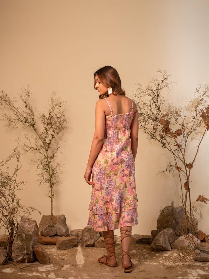 Robe à bretelles rose à imprimé tropical pour la vente par Label Reyya