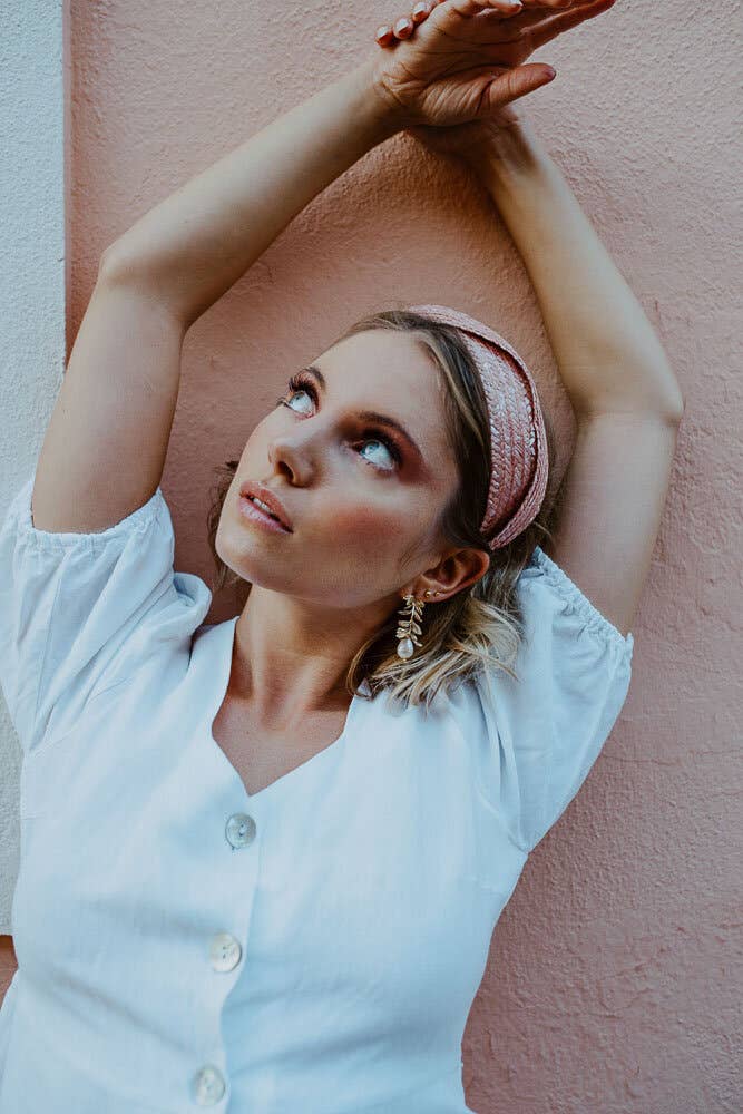 Annabelle Hardie - Vendita all'ingrosso Fascinator - Donna - Fascia a corona de Vermut in paglia rosa nude con nastro intrecciato1