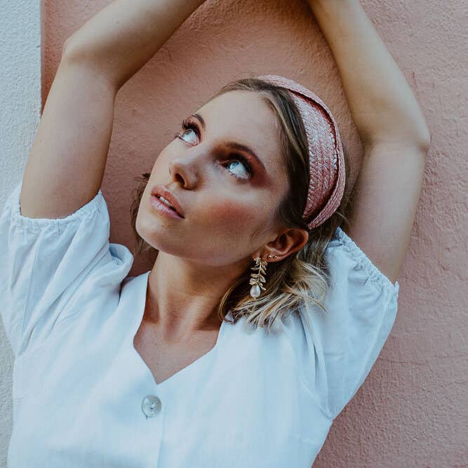 Annabelle Hardie - Vendita all'ingrosso Fascinator - Donna - Fascia a corona de Vermut in paglia rosa nude con nastro intrecciato1