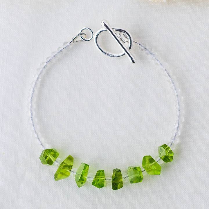 Bracelet en perles de péridot et quartz – Bijoux artisanaux faits main avec fermoir en argentium. pour la vente par LoveGem Studio LLC