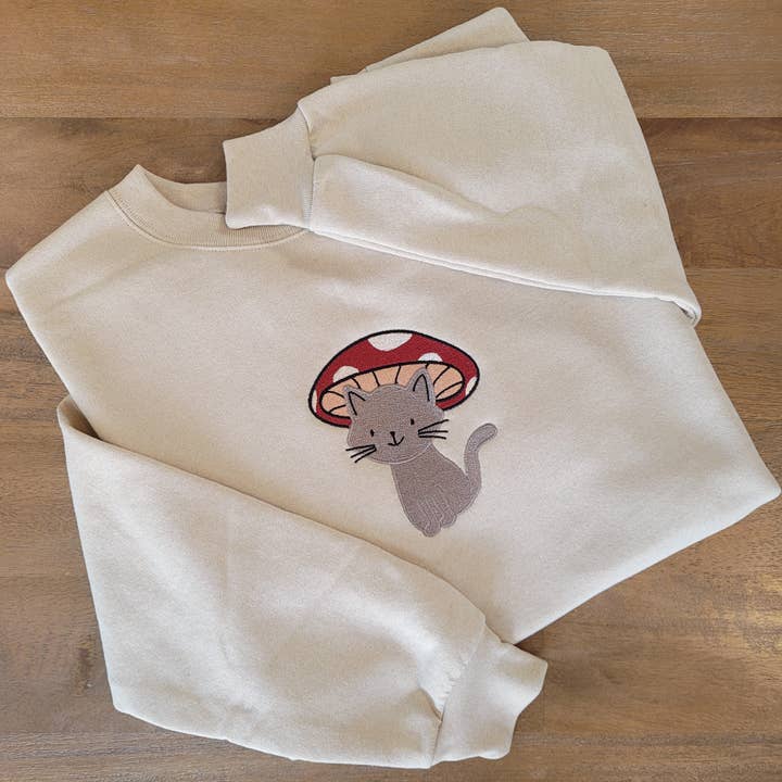 Felpa girocollo unica con cappello ricamato a forma di fungo per la vendita all'ingrosso da parte di Penelope Annen Design