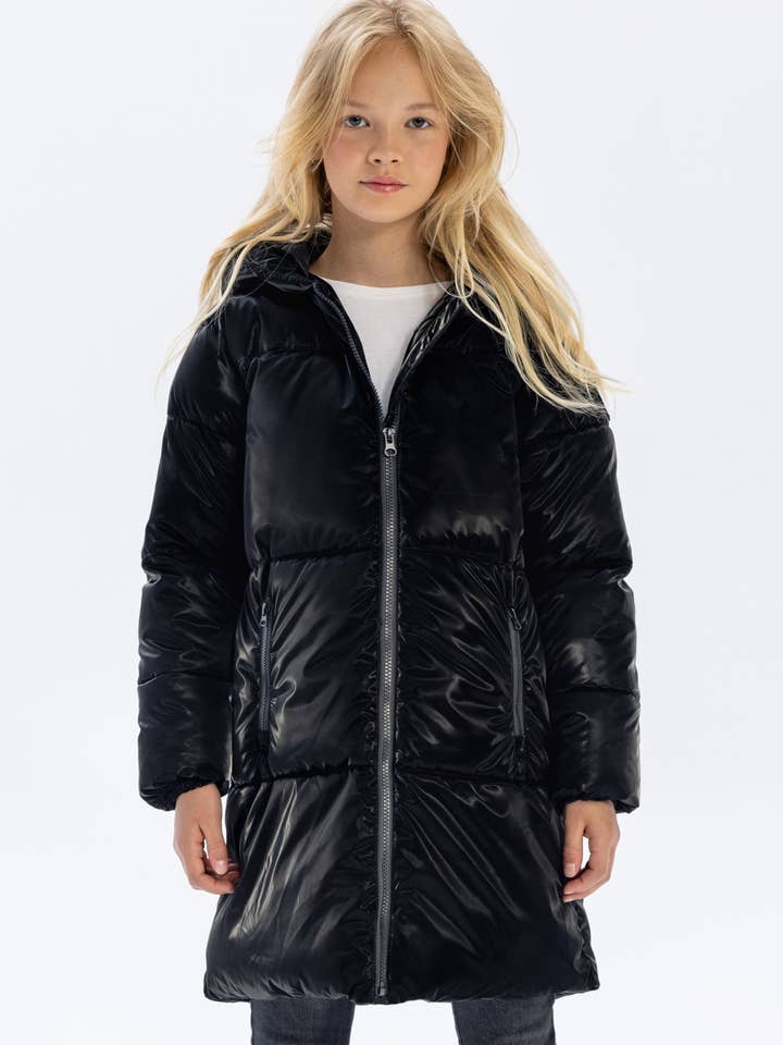 Meisjes midi-lange gewatteerde jas glanzend zwart 2-14 jaar voor wholesale door Minoti sp. z o.o.