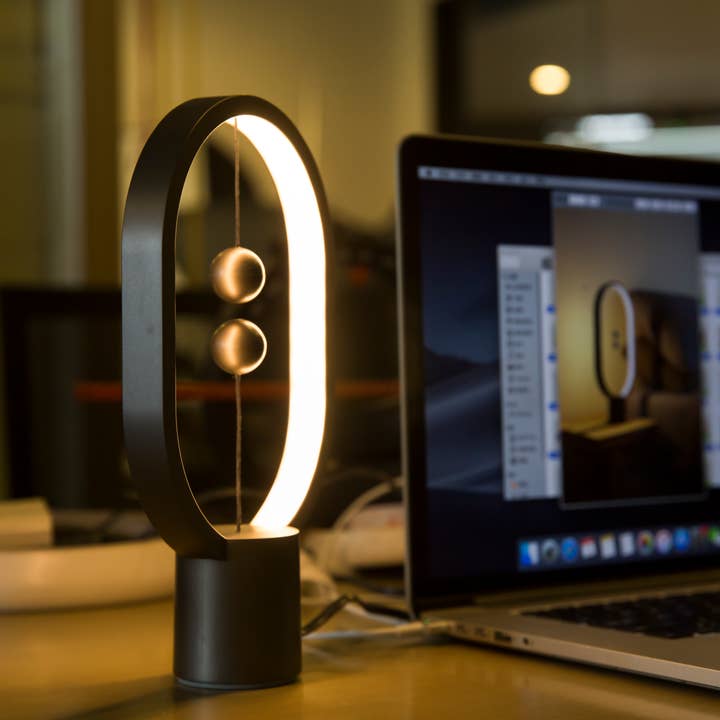Allocacoc DesignNest – Großhandel Akzent-/Schreibtischleuchte – Heng Balance Lampe Ellipse, Kunststoff, USB-C, regulär und klein16