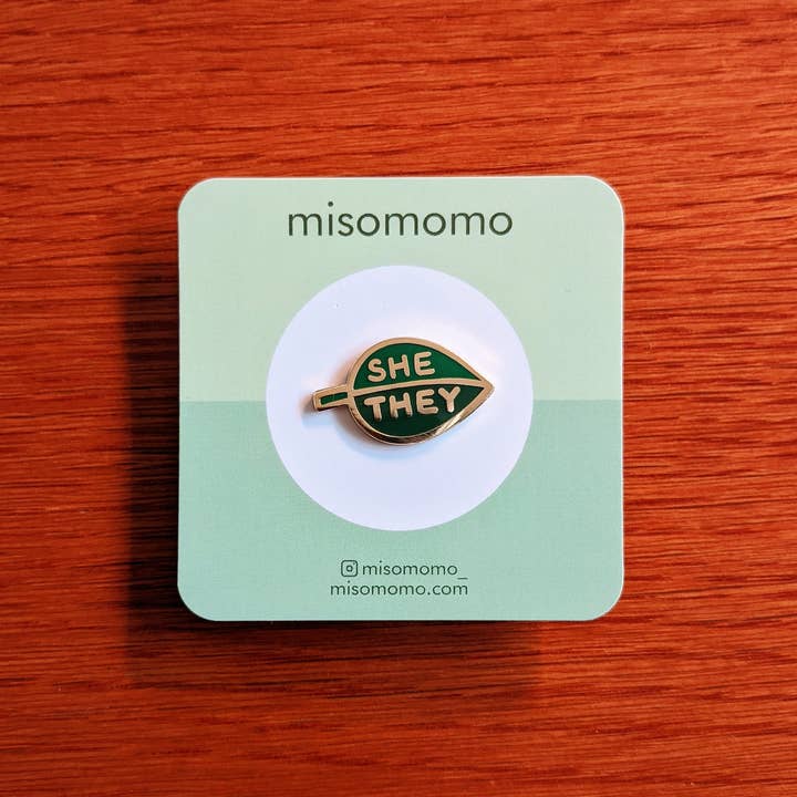 misomomo - Wholesale Lapel Pin/Button - Pronoun Leaf Pin - she/they1