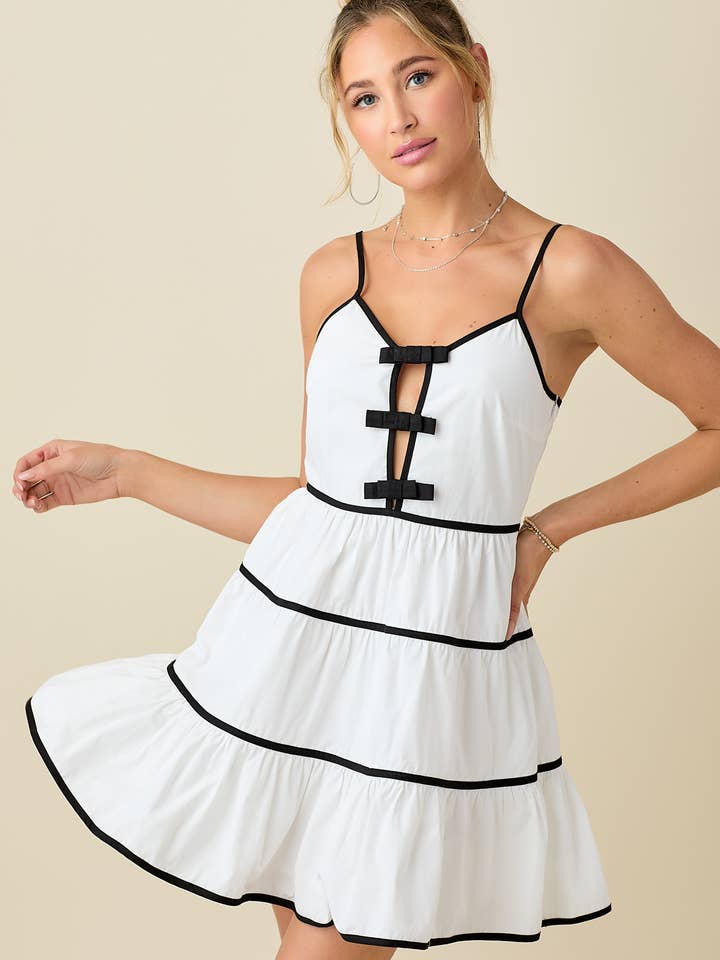 VIT/SVART Cami miniklänning med kontrastband för wholesale på Faire2