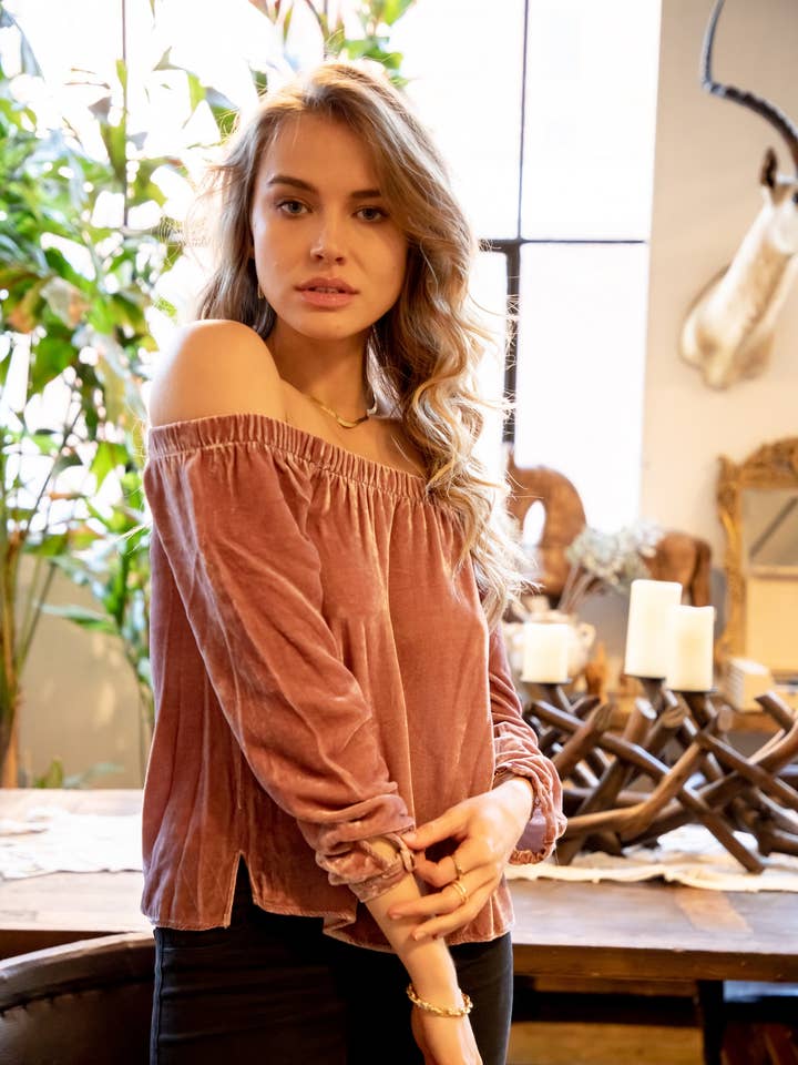 TOP EN SOIE ET VELOURS ÉPAULES DÉNUDÉES - SOIRÉE EN AMOUREUX pour la vente par Maven West