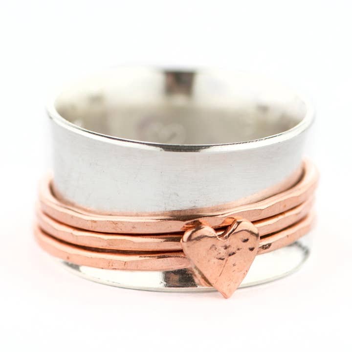 Håndlavet spinner-ring med 3 kobberbånd og 1 sødt hjerte for engroshandel hos Frankly Lovely Jewellery
