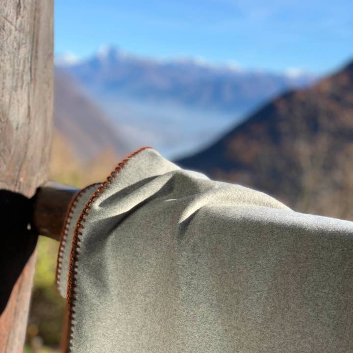 C.C.&Co.Srl - Wholesale Throw Blanket - Pure Cashmere Blanket with saddle hem in Burnt colour Cod 5244