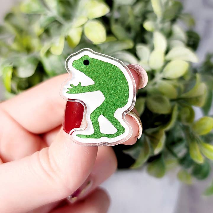 Loveland Frogman Pin, Akryl Pin, Cryptid Core for engroshandel hos The Dungeon Rose