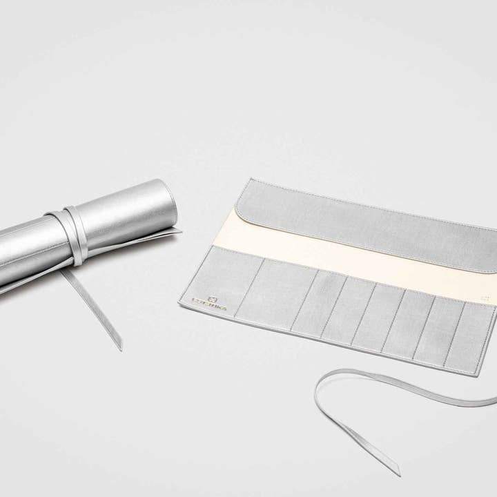Portabrochas de Maquillaje Plateado en Rollo para Esenciales de Belleza Organizados para venta al por mayor de Estetika