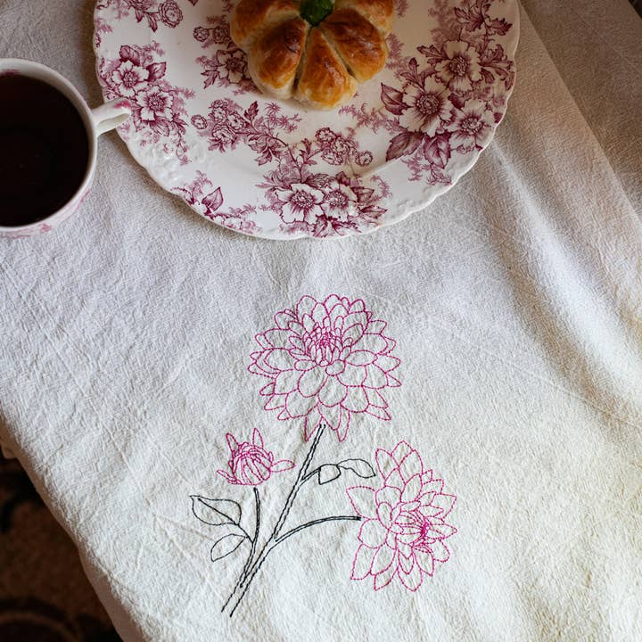 Torchon en sac de farine brodé de dahlias pour la vente par Line and Nest