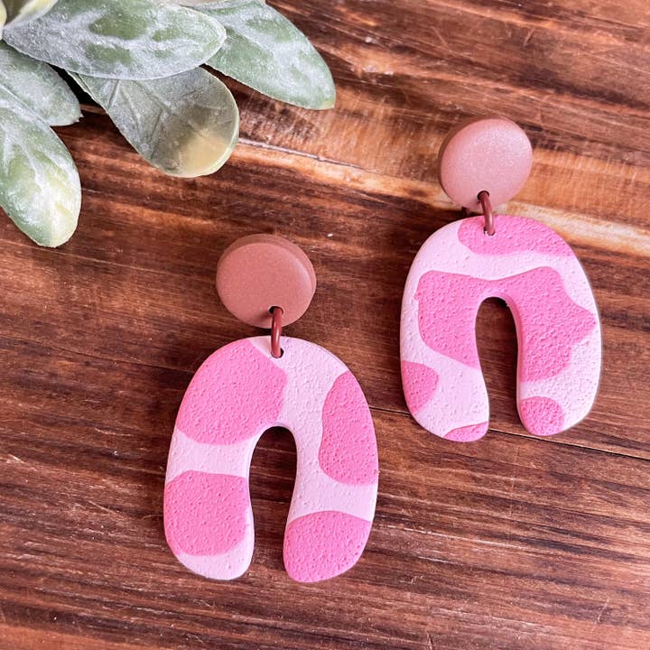Ohrhänger aus Polymerlehm mit rosa Kuhmuster für den Großhandel von Lucky Bolo