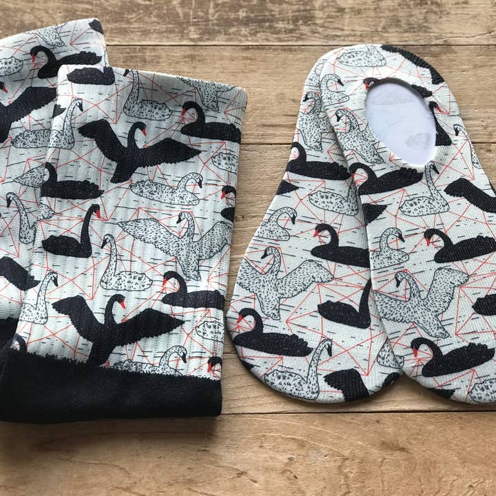 Schwarz-weiße schwimmende Schwäne Seine & Ihre Socken für den Großhandel von Simply Me • Gentlemen Est. 2017 LLC