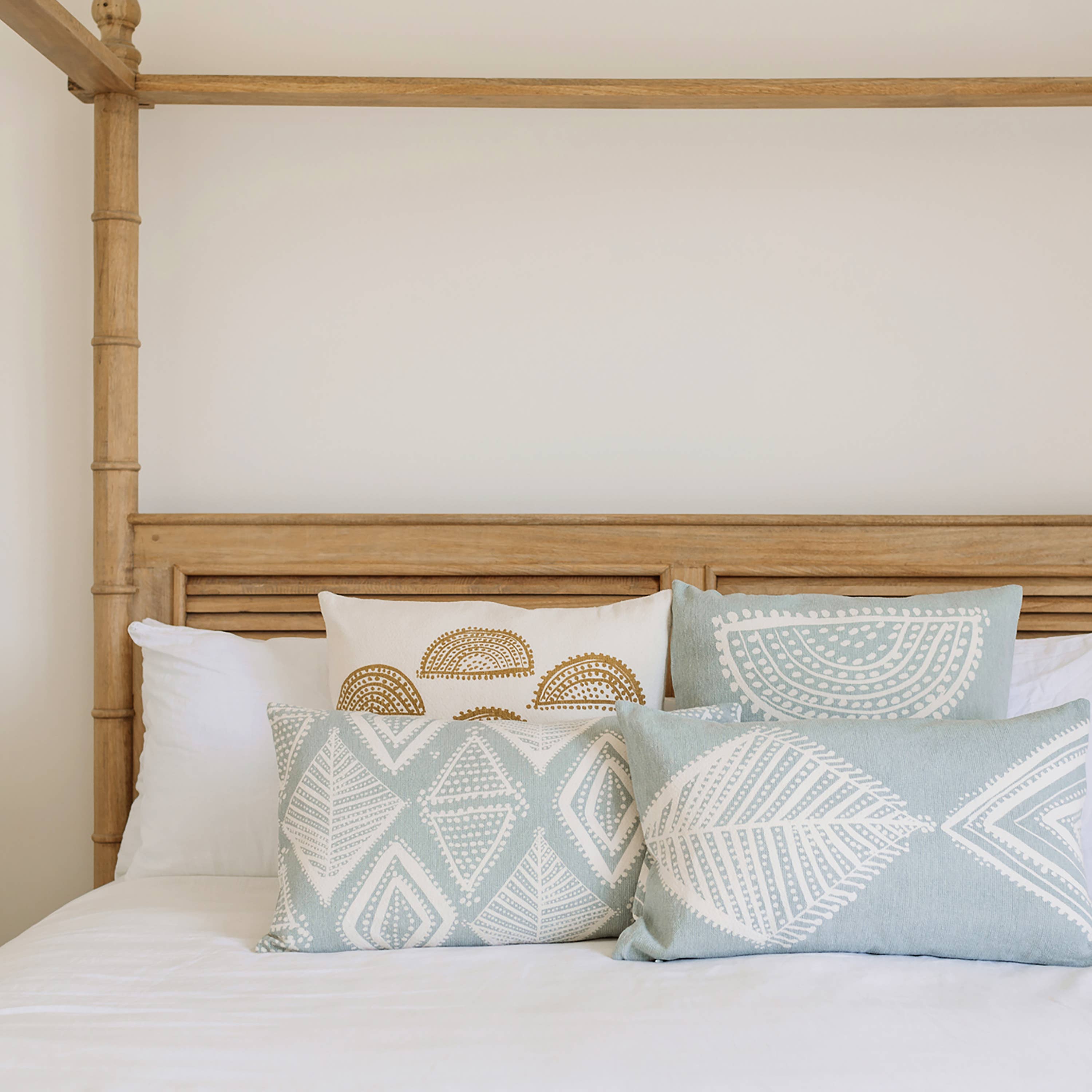 NAKI & SSAM INC. - Wholesale Throw Pillow Cover - Meraki Collection 24in.x14in.Gond Art-Inspired Printed Fish18