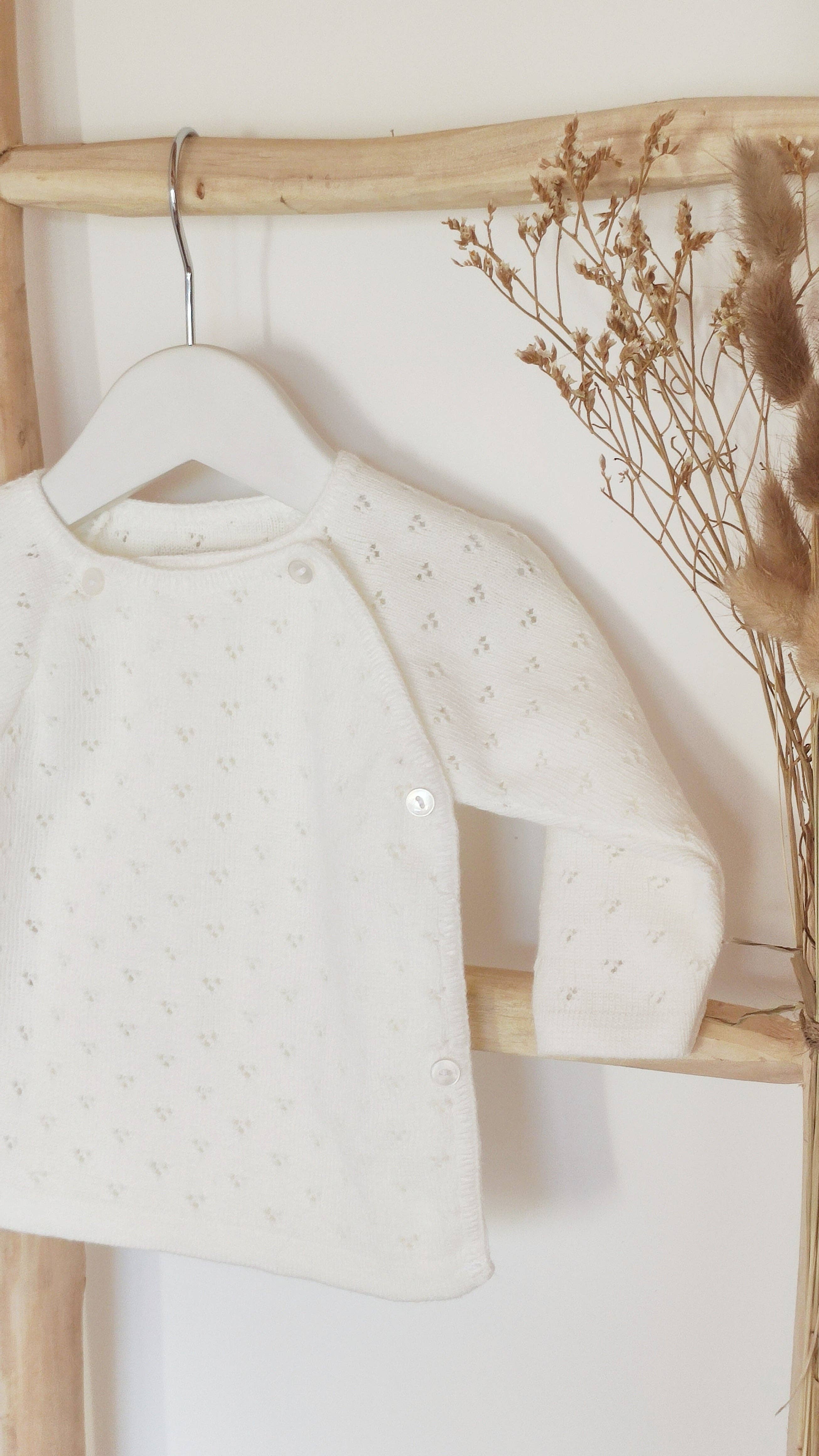 Les p'tites Merveilles de Bérénice – wholesale Tröja - Baby – Ecrufärgad baby-bh med spetsmönster, stickad i Frankrike4