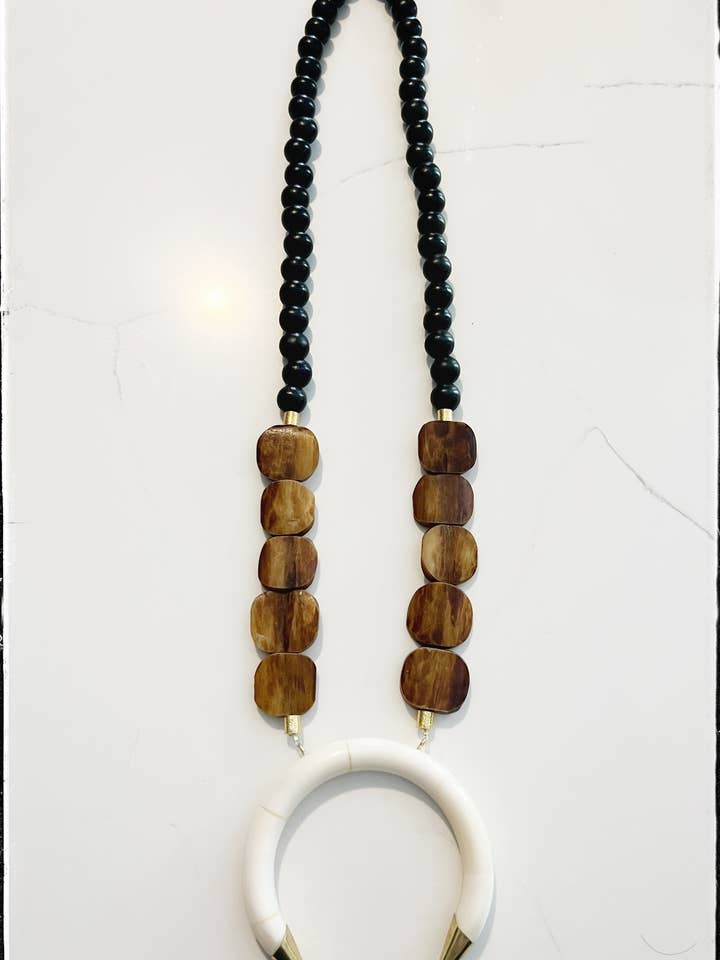 Colar de pingente de contas de madeira preta e osso africano por atacado de GentrybyJenna