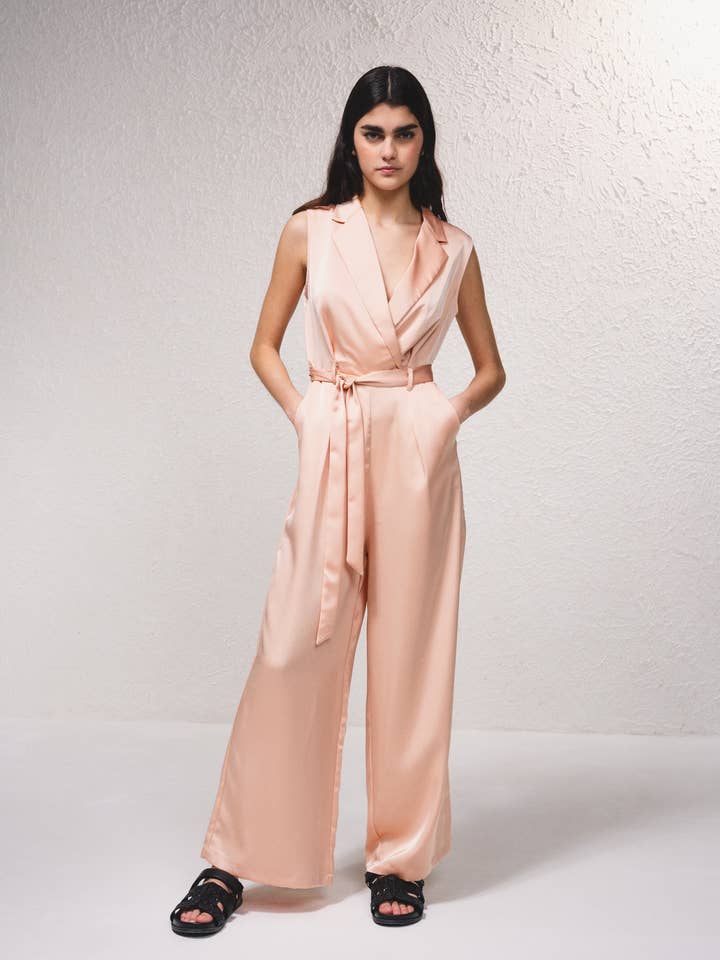 Lange jumpsuit van satijn met wijde broekspijpen en v-hals voor wholesale door SMF