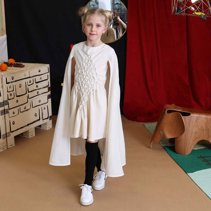 Infantium Victoria – Großhandel Kleid – Kinder – Weißes Mädchenkleid mit Smok-Details und veganem Kaschmir-Cape1