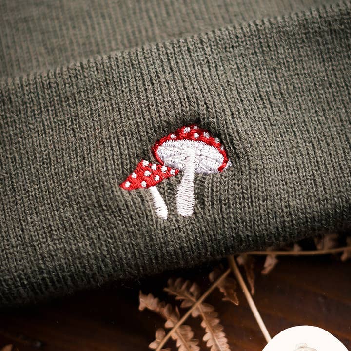 FuchsMaedchen - Wholesale Beanie - Women's - Embroidered cap Lucky Mushroom forest green unisex one size