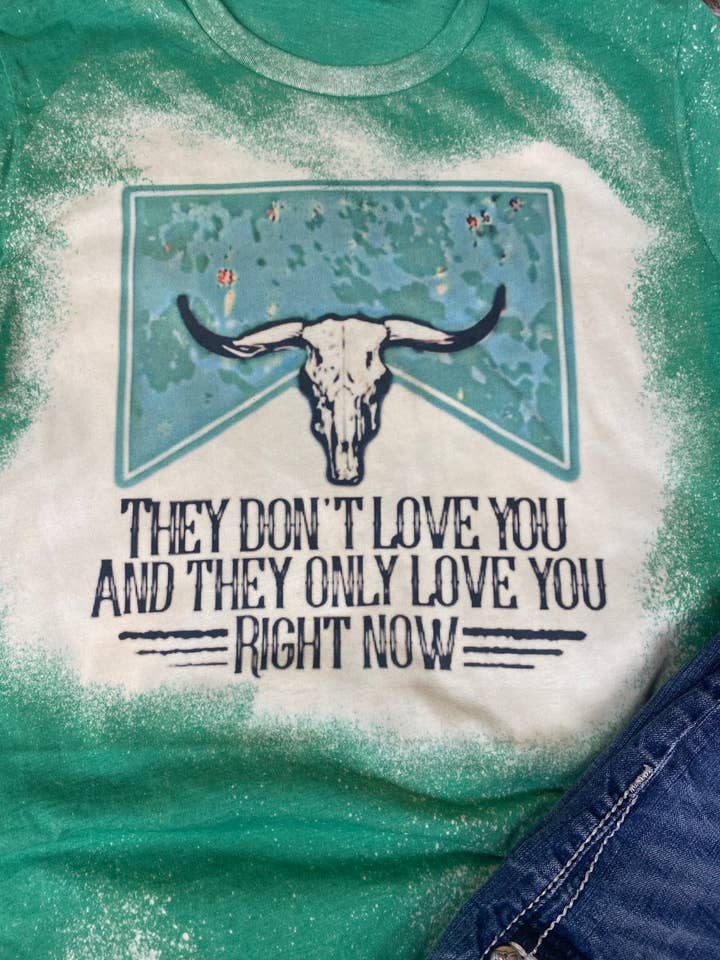 Ze houden nu alleen van je gebleekt t-shirt voor wholesale door Neat Creations