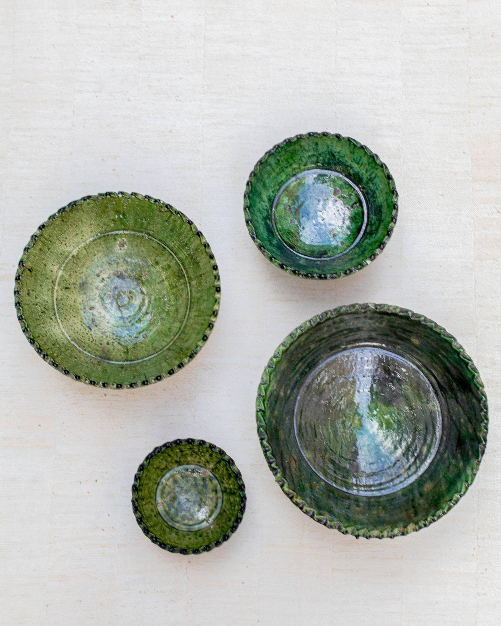 Maison Berber – Prato/tigela decorativa por atacado – Tigela Pedestal com Borda Serrilhada e Esmalte Verde Tamegroute Vintage - 4 Tamanhos10