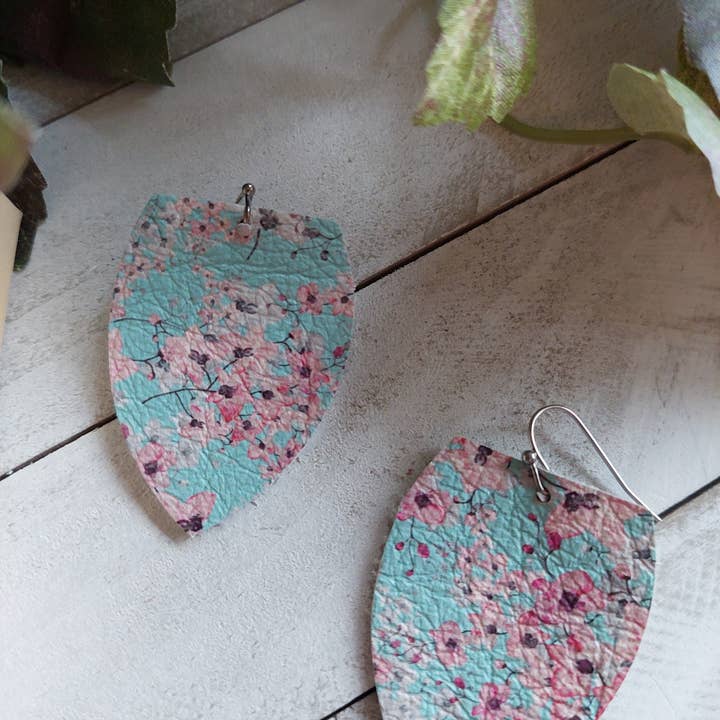 Boucles d'oreilles en cuir véritable à fleurs roses pour la vente par TenderEssentials ~ handmade jewelry