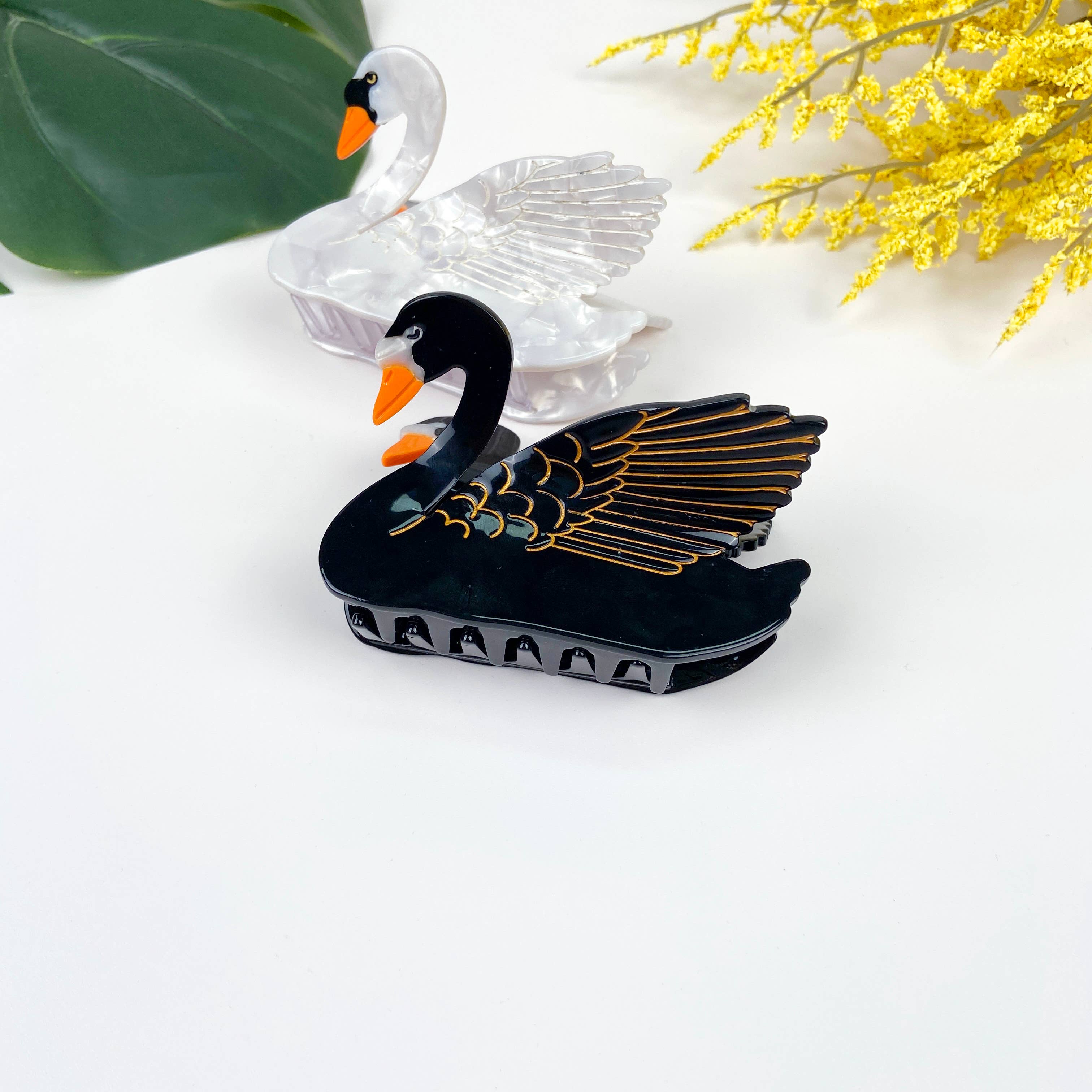 TheDivaSoap – wholesale Hårklämma - Dam – Svart och vit svanhårklämma i acetat7