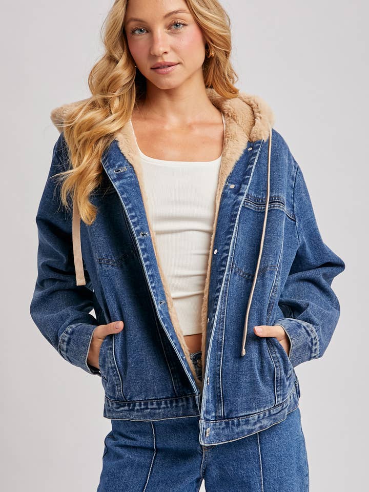 Bluivy – wholesale Jeansjackor – Dam – Knäppt jeansjacka med fuskpäls och huva20