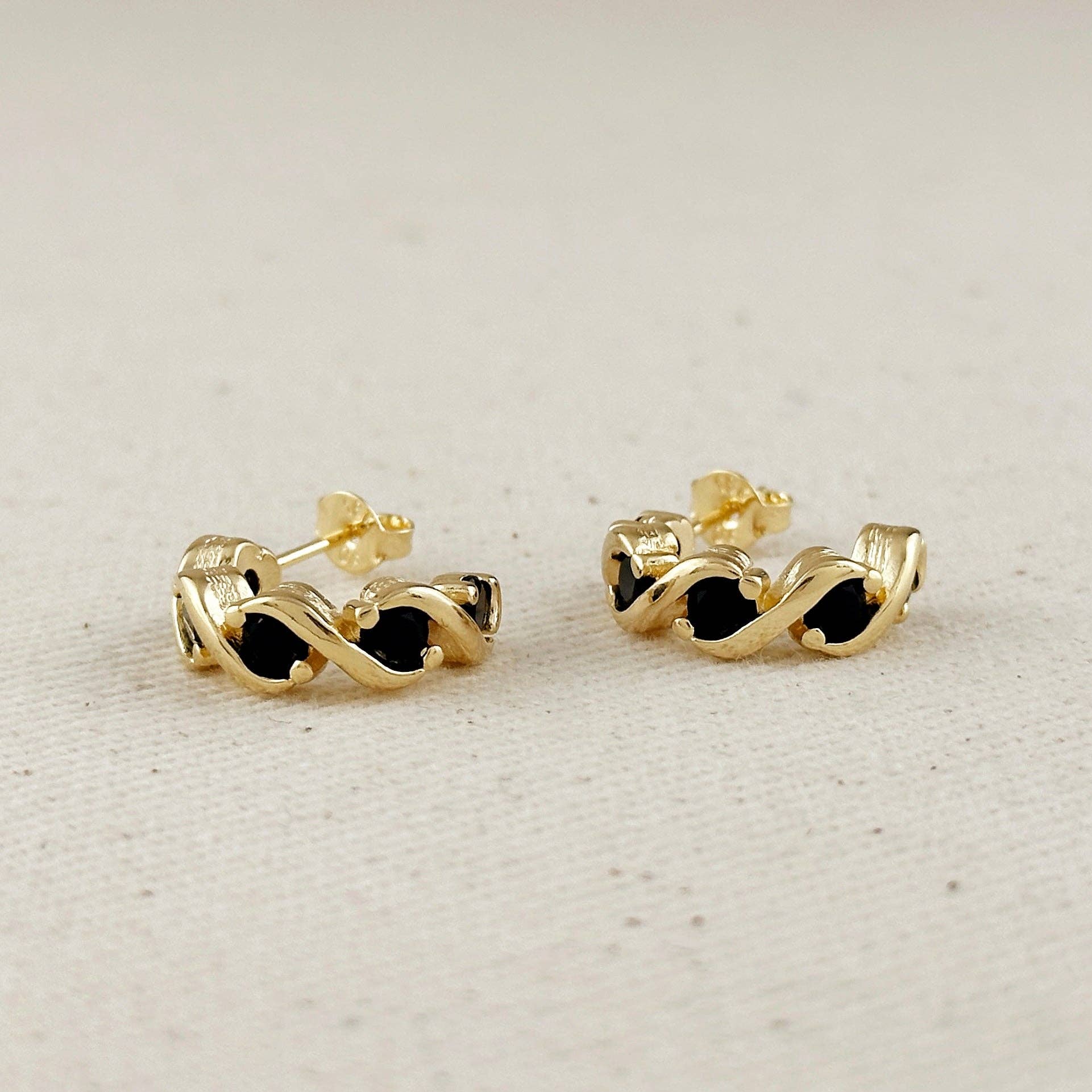 GoldFi - Venta al por mayor Pendientes de aro - Pendientes de aro en C con circonitas cúbicas de colores y relleno de oro de 18k4