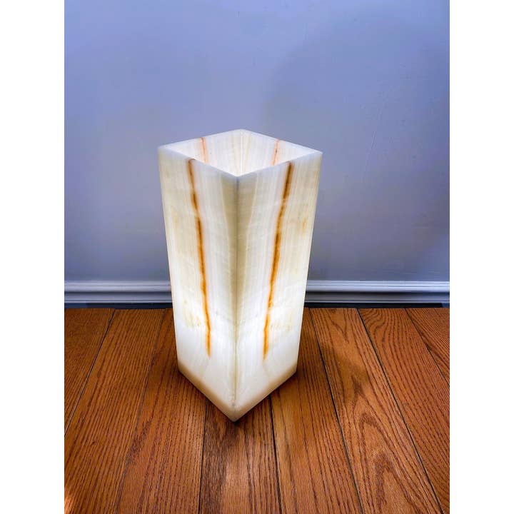 Lampe de table élégante en onyx blanc avec veines marron clair pour la vente par AV Onyx Home