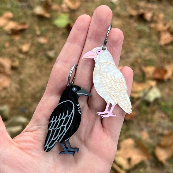 Boucles d'oreilles Raven blanches et noires (faites à la main) pour la vente par Future Frenzy