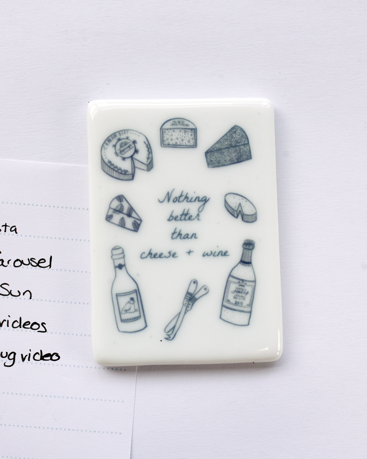 Sovende Bjorn – wholesale Magnet – Nothing better than cheese and wine Fridge Magnet1