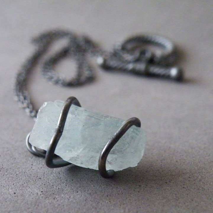 Aquamarin-Halskette mit rohem Aquamarin-Kristall, oxidiert für den Großhandel von SteamyLab