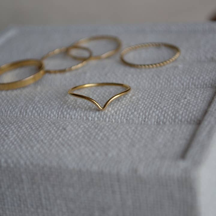 Kolera Jewellery – Großhandel Band/Stapelring – Dünner Gold Chevron Ring, Gold V Ring, zierlicher Goldring, Dünner Goldring, 14 Karat Gold gefüllter Ring, Gold gefüllter Chevron-Ring, Einfacher Goldring