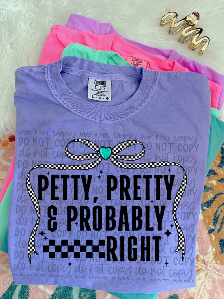 Petty, Pretty & Probably Right (Maglietta Viola CC) per la vendita all'ingrosso da parte di Twisted Image Tees Wholesale