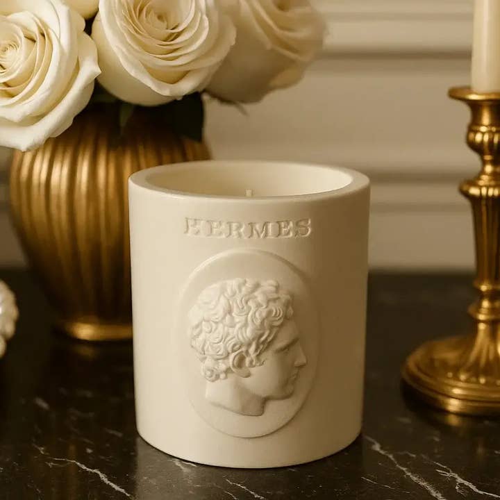Bougie Hermès – Cuir Fumé, Résines Dorées & Épices Intemporelles pour la vente par Votive