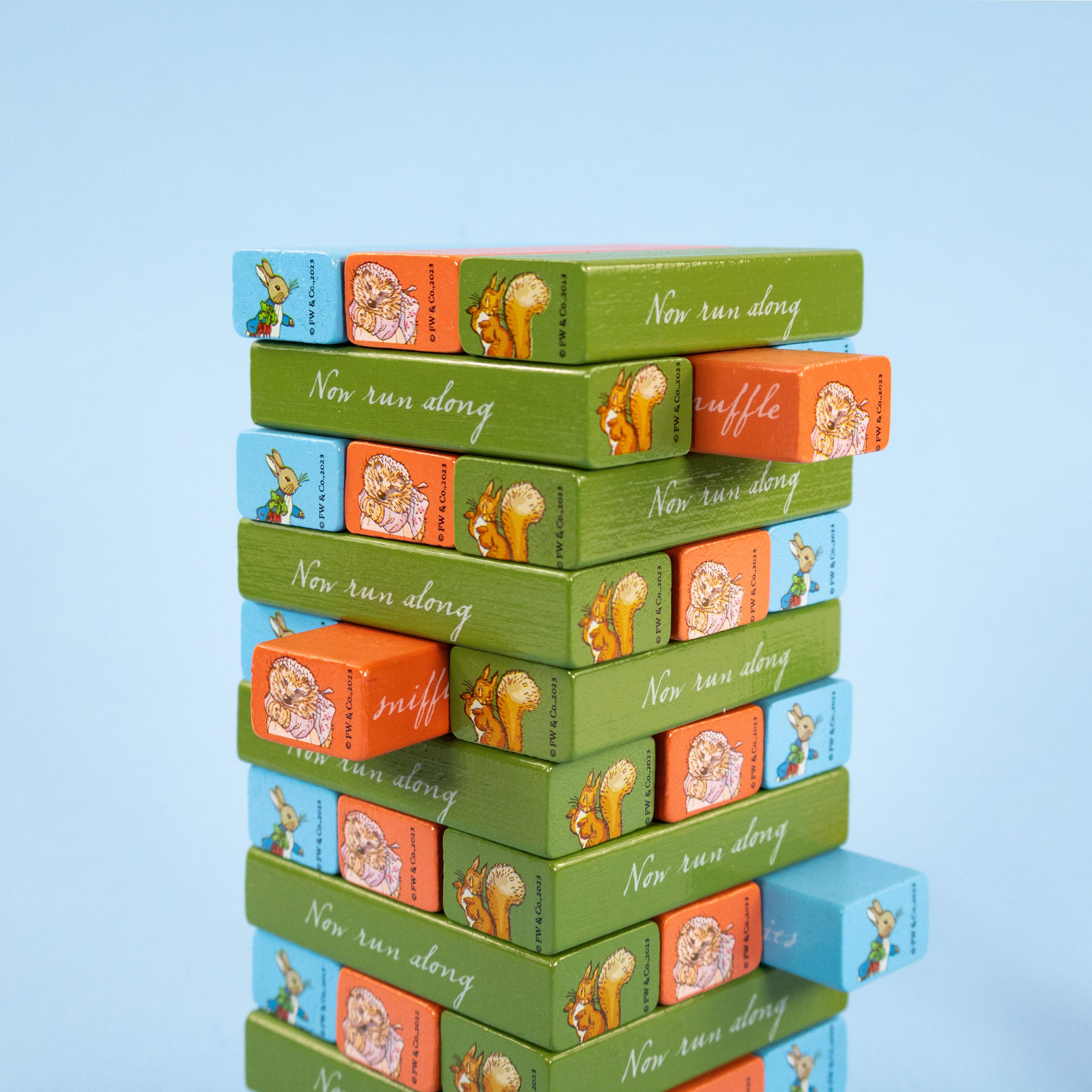 Robert Frederick Ltd - Venta al por mayor Juegos de apilar - Juego de Torre Tambaleante de Peter Rabbit - Conjunto de Apilamiento de Madera con Dados4