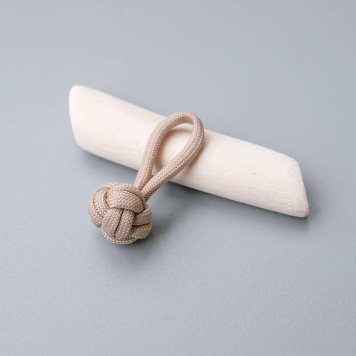 Portachiavi in paracord beige per la vendita all'ingrosso da parte di La Fabrique du Noeud