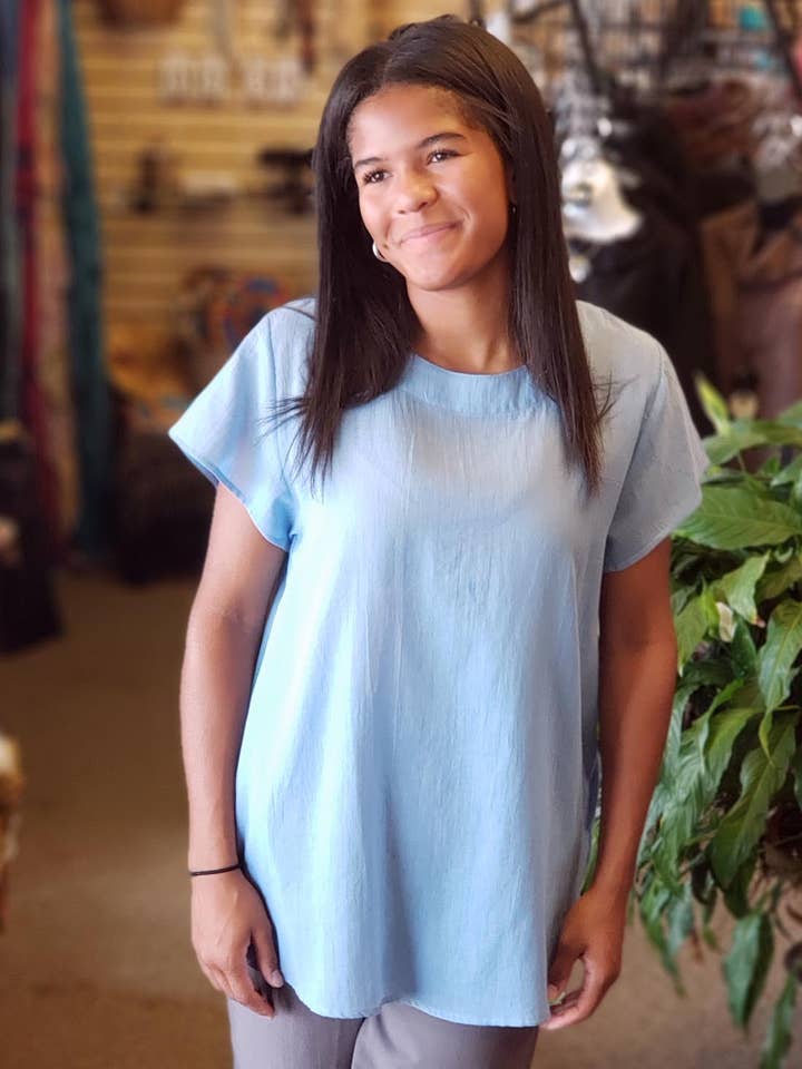 Top en coton à manches courtes avec poches Bleu ciel pour la vente par Zumi