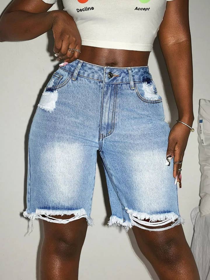 Hoog getailleerde denim shorts met rafelige zoom en distressed look voor wholesale door React Activewear