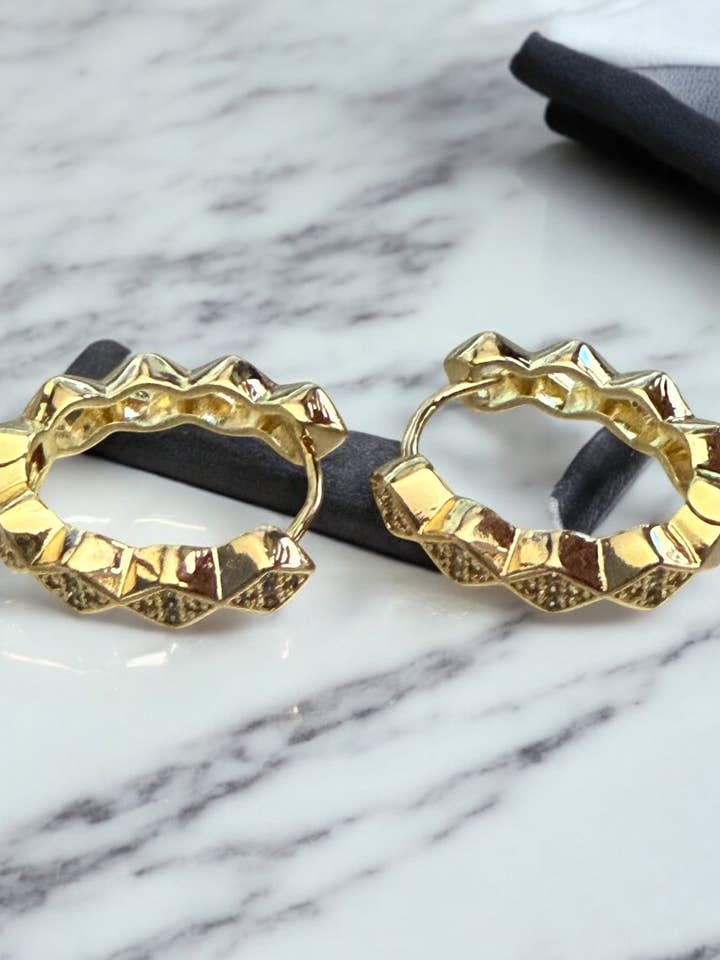 Orecchini a cerchio placcati in oro 14k con design a ritaglio e forma ovale. per la vendita all'ingrosso da parte di Divina Jewelry & Accessories LLC