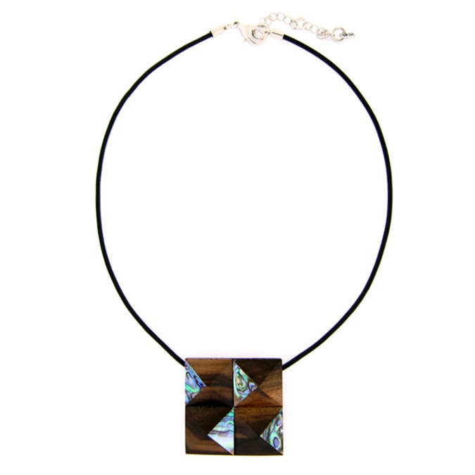 ciondolo in materiale naturale per la vendita all'ingrosso da parte di Culture Mix