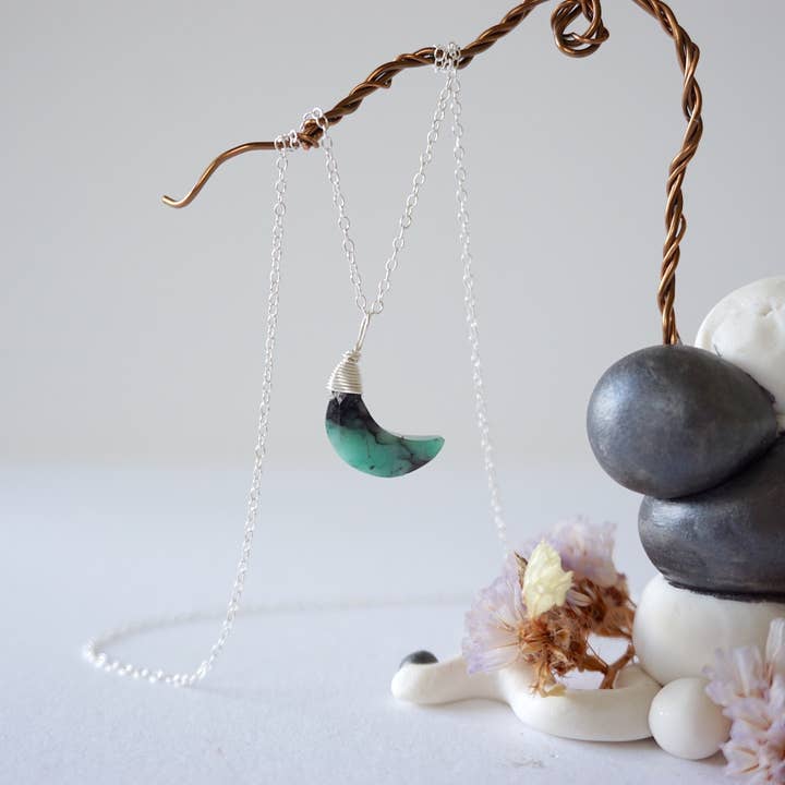 Collier en forme de croissant de lune en émeraude, cadeaux de Noël en cristal de mai pour la vente par Raw Stone Elegance