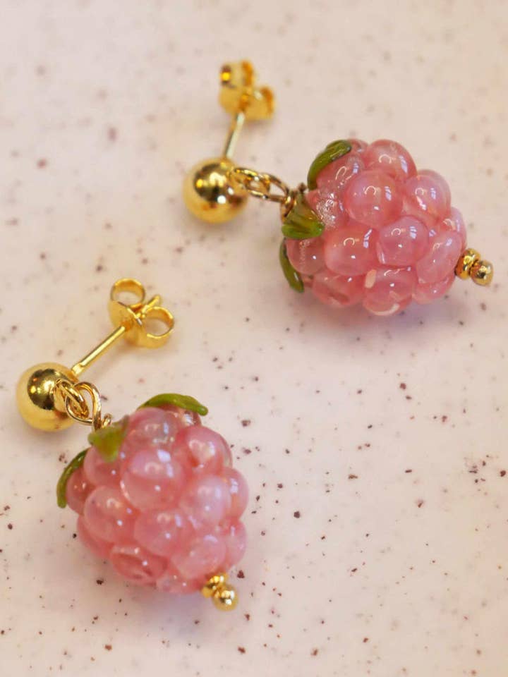Boucles d'oreilles dorées framboise rose pour la vente par CHRISTEL BUSSIERE