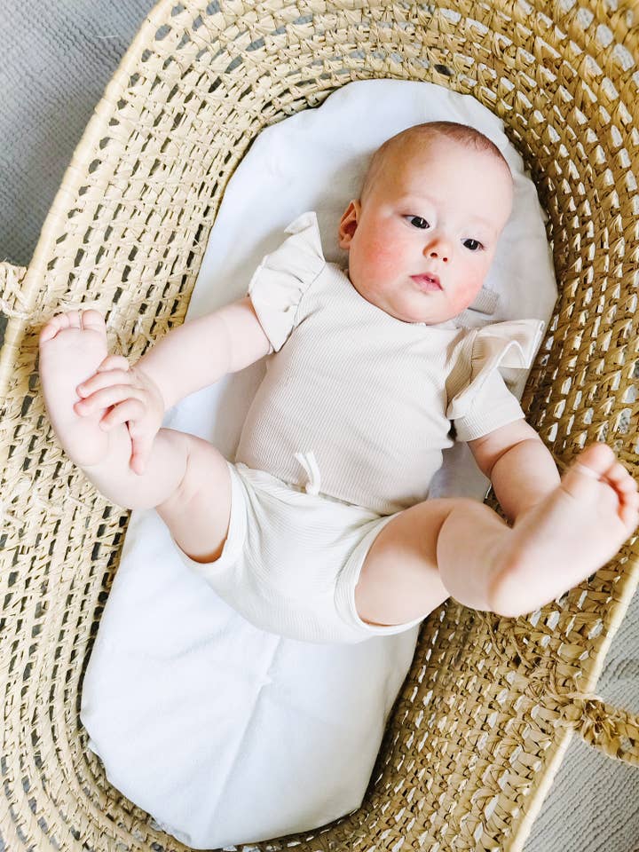 Body com canelado bege com folhos, manga curta por atacado de Petiteaude