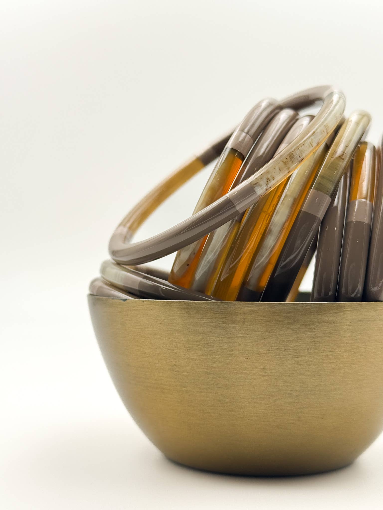 MAISON KIZO - Wholesale Bangle Bracelet - Lacquered buffalo horn bangle Taupe and beige 6mm1