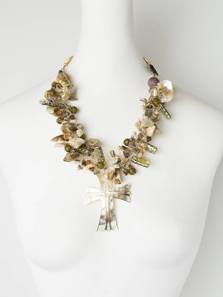 Serenity Statement-Halskette mit mehrreihigem Perlenanhänger für den Großhandel von A Silk Purse